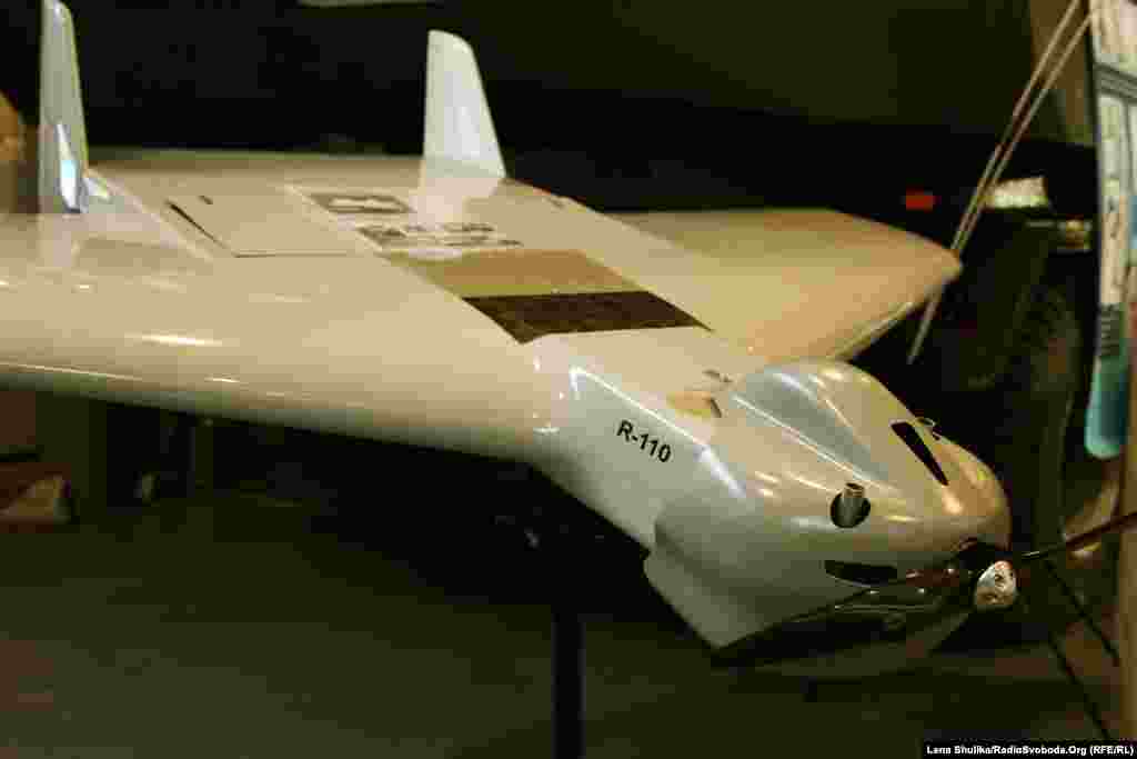 Безпілотний літальний апарат, що може перебувати в повітрі до 6 годин та здійматися на висоту до 4000 метрів. Запуск здійснюється за допомогою катапультування, а посадка – з парашутом та пневмоподушкою.