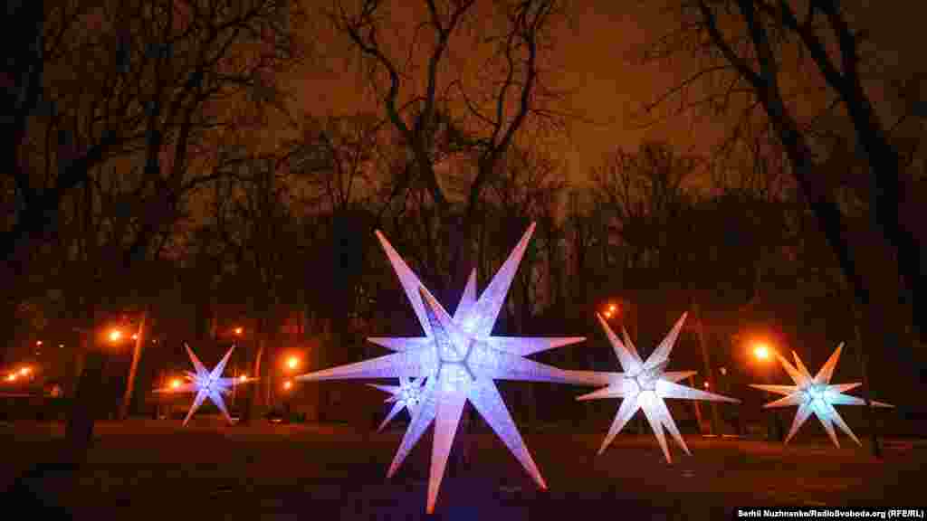 Парк «Володимирська гірка». Святковий настрій тут створюють магічні інсталяції на газонах