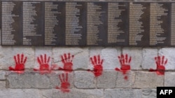 Червени отпечатъци от ръце се появиха върху "Стената на праведниците" пред Мемориала на Холокоста в Париж в нощта на 13 срещу 14 май 2024 г. Вандалският акт беше осъден като антисемитски, а впоследствие за него бяха задържани трима българи. Четвърти все още се издирва.