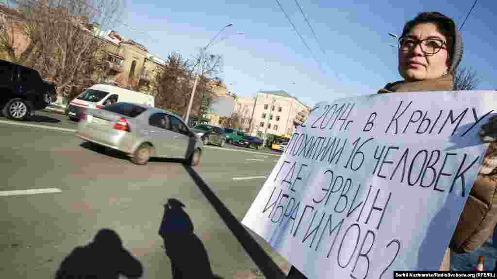 «Сьогодні ми вибрали формат поодинокого пікету, який зараз використовують кримські активісти. Він свідчить про те, що якщо навіть одна людина виходить, то їх чують сотні й тисячі людей. Звісно ж, ми робимо це біля посольства Росії, оскільки ця структура несе відповідальність за всі порушення, що відбуваються в Криму», – розповіла про акцію координатор громадської організації «КримSOS» Таміла Ташева