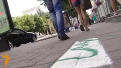 У зелені смужки розфарбували тротуари Кіровограда У зелені смужки розфарбували тротуари Кіровограда