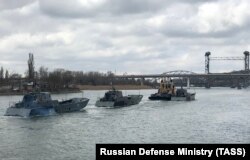 Загін кораблів Каспійської флотилії на шляху Волго-Донським каналом під час міжфлотського переходу в Азовське море після зупинки на рейді в Ростові-на-Дону, квітень 2021 року