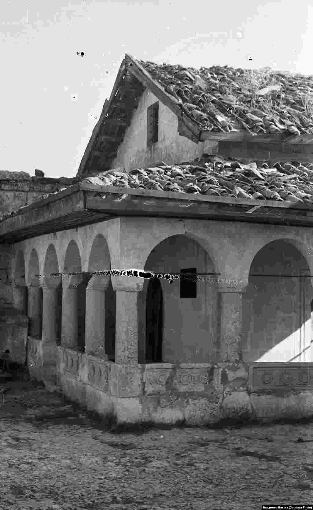 Караимы – один из коренных народов Крыма. По языку, фольклору, бытовым обычаям и образу жизни они похожи на тюркские народы, но традиционно они исповедовали караизм – религию, основанную на Ветхом Завете