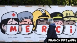 Французький плакат із висловленням подяки медикам, продавцям, співробітникам надзвичайних служб, листоношам і фермерам