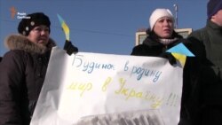 «Ми не просимо безкоштовного житла» – переселенці у Черкасах вийшли на мирну акцію (відео) «Ми не просимо безкоштовного житла» – переселенці у Черкасах вийшли на мирну акцію (відео)