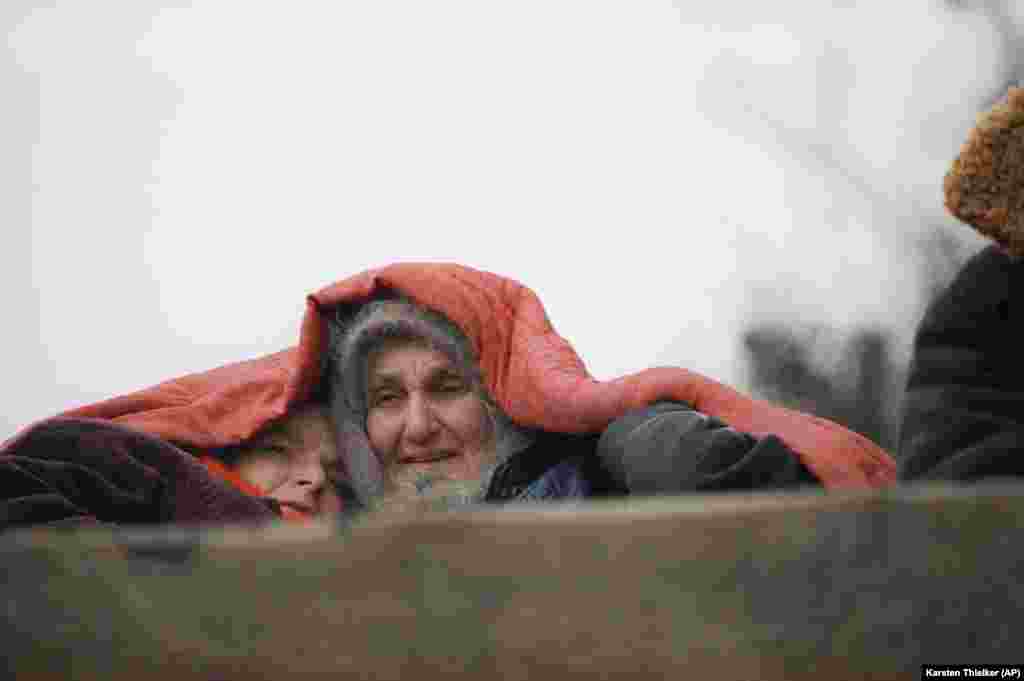 Две чеченские беженки, накрывшись одеялом, покидают село Катыр-Юрт к юго-западу от чеченской столицы. 30 января 1995 года