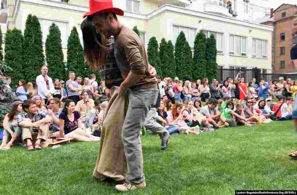 Конкурс стрибків у мішках. Кажуть, там ще й «американського» гопака танцювали