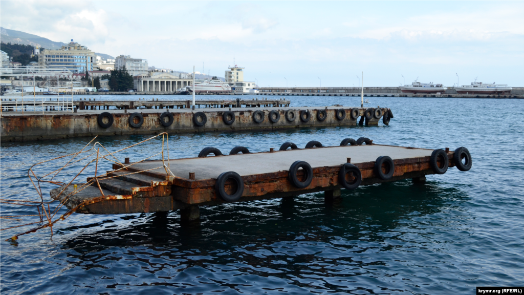 Не менее грустная картина наблюдается с состоянием причалов в Ялтинском морском торговом порту. Прогулочные катера сейчас швартуются у причалов №8 и №9 вместе с «Кометой»