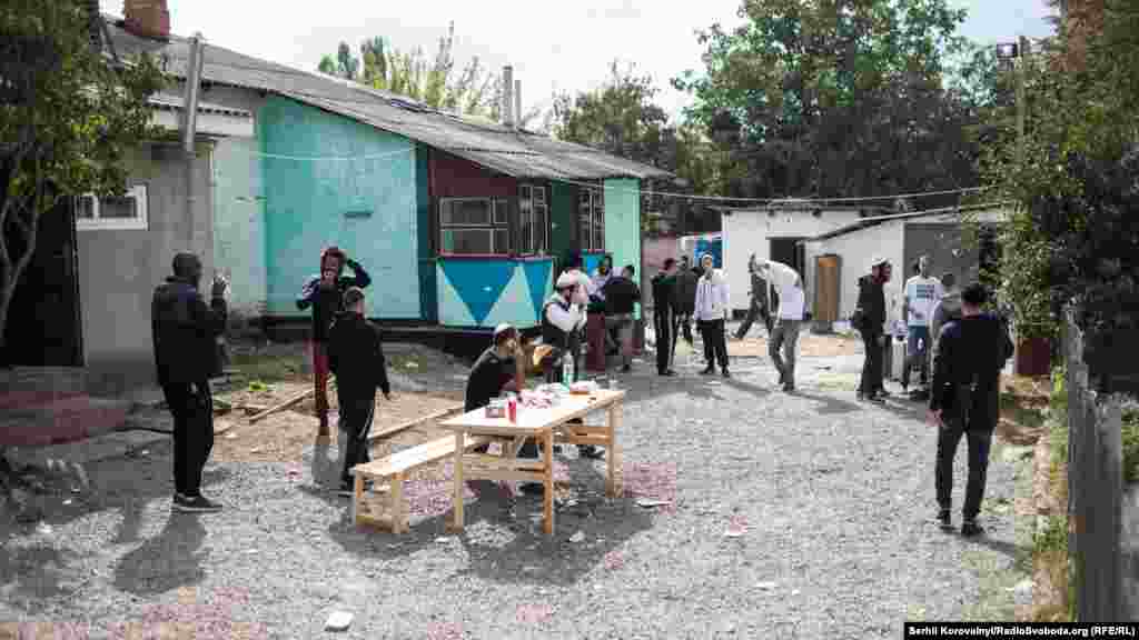 Так выглядит почти каждый двор в районе улицы Пушкинской, где находится эпицентр праздника – могила цадика Нахмана, синагога и другие культовые сооружения