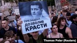 Українці протестують проти нещодавно схваленого закону, який обмежує незалежність антикорупційних інституцій. Київ, 23 липня 2025 року