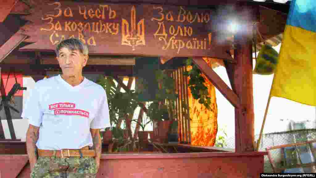 В заключении у Приходько ухудшилось здоровье. После простуды в ростовском СИЗО, крымчанин получил осложнение и проблемы со слухом. На одном из заседаний активист заявил, что вскроет себе вены, если ему не передадут посылку с лекарствами в которых он нуждается уже месяц. «Он и так очень плохо слышал. У него слух был на одно ухо 30%. Второе ухо… Он, фактически, глухой. Сейчас он совсем оглох. Ему не оказывали помощь около недели. Когда уже спохватились – уколы какие-то, антибиотики колят – уже стало поздно. В общем, человек уже не слышит. У него были проблемы с мочеполовой системой», – сообщила его дочь