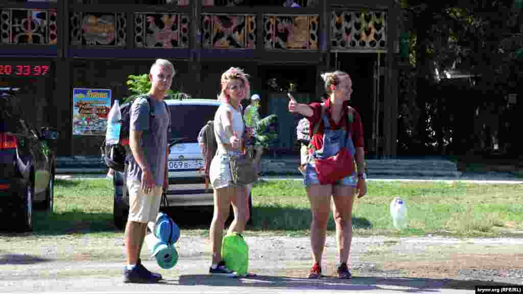 Автобусы из курортной  Феодосии до пляжей Берегового ходят по расписанию. Вдоль дороги на «Золотой пляж» можно встретить автостопщиков