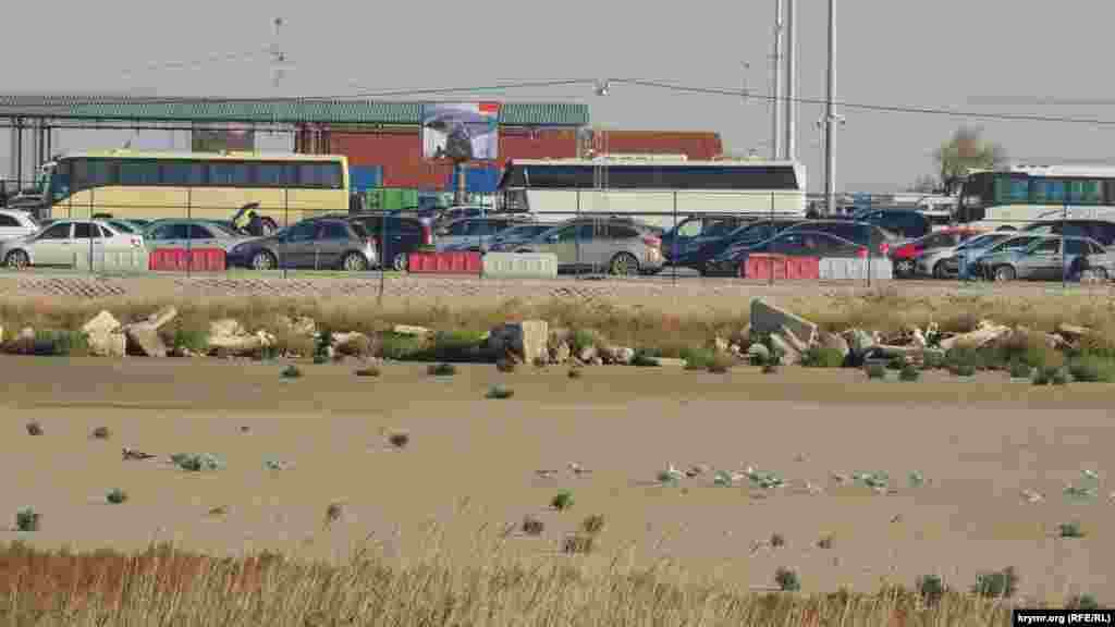 Легковые машины ждут паромов в накопителях переправы. Пассажиров, которые из-за непогоды не могут уехать, размещают в гостиницах. Как сообщают местные СМИ, «Морская дирекция» оплатила размещение в санаториях более трехсот человек