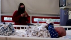 Omikron obara rekorde zaraze i širi se među decom
 Omikron obara rekorde zaraze i širi se među decom