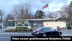 Прибуття російської делегації на переговри у представництво США у Женеві