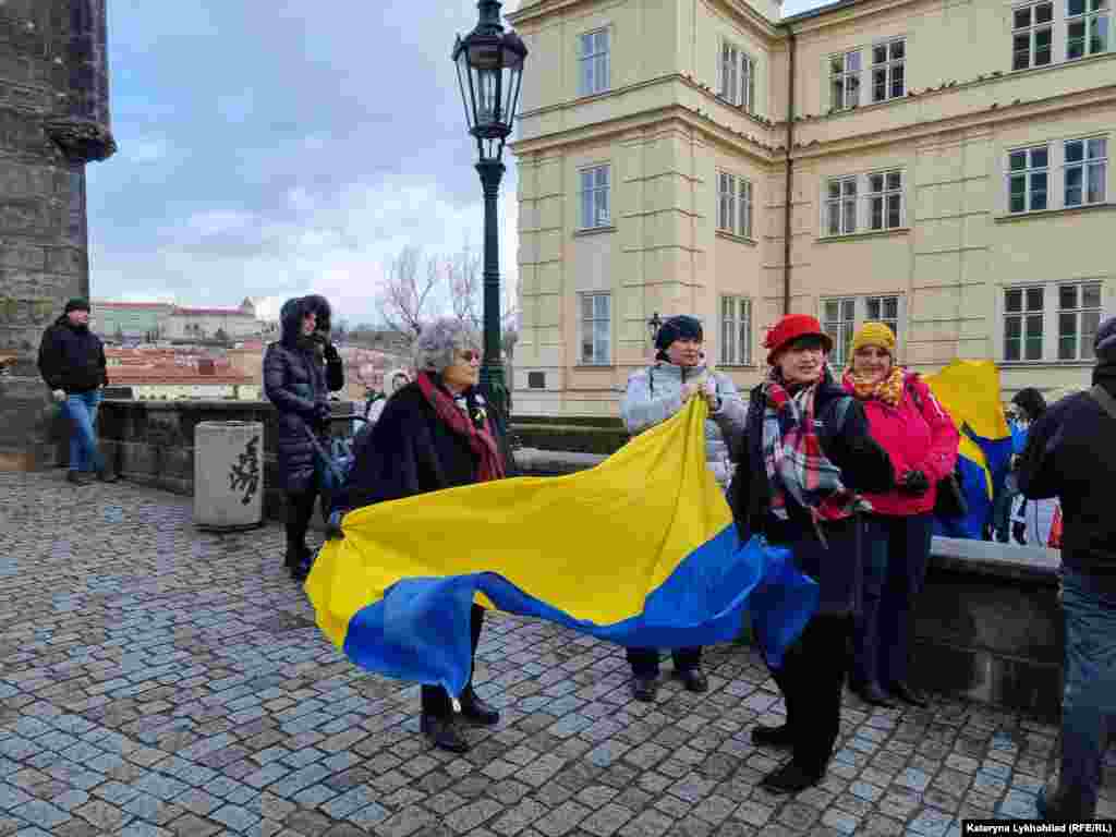 Жінки дістають синьо-жовтий прапор 