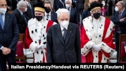 Серджо Маттарелла (в центре)