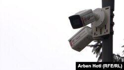 Kamere kompanije HikVision na glavnom trgu u Prištini