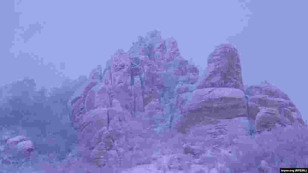 Обращенная к морю оконечность горного массива – гора Южная Демерджи в тумане и снегопаде