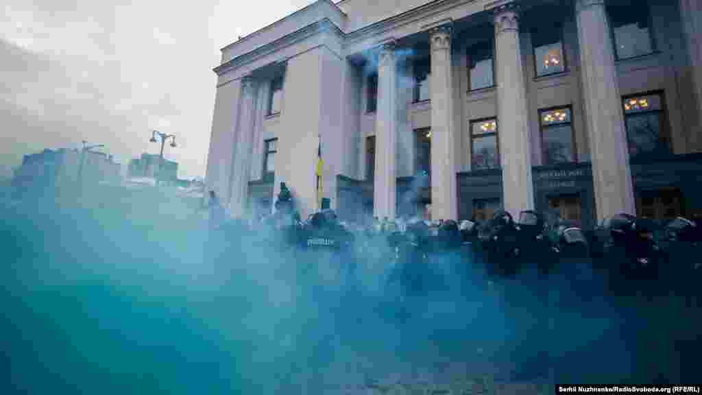 У хід ішли і димові шашки. Організатори мітингу «SaveФОП» заявили про наміри продовжити акцію в середу 26 січня.