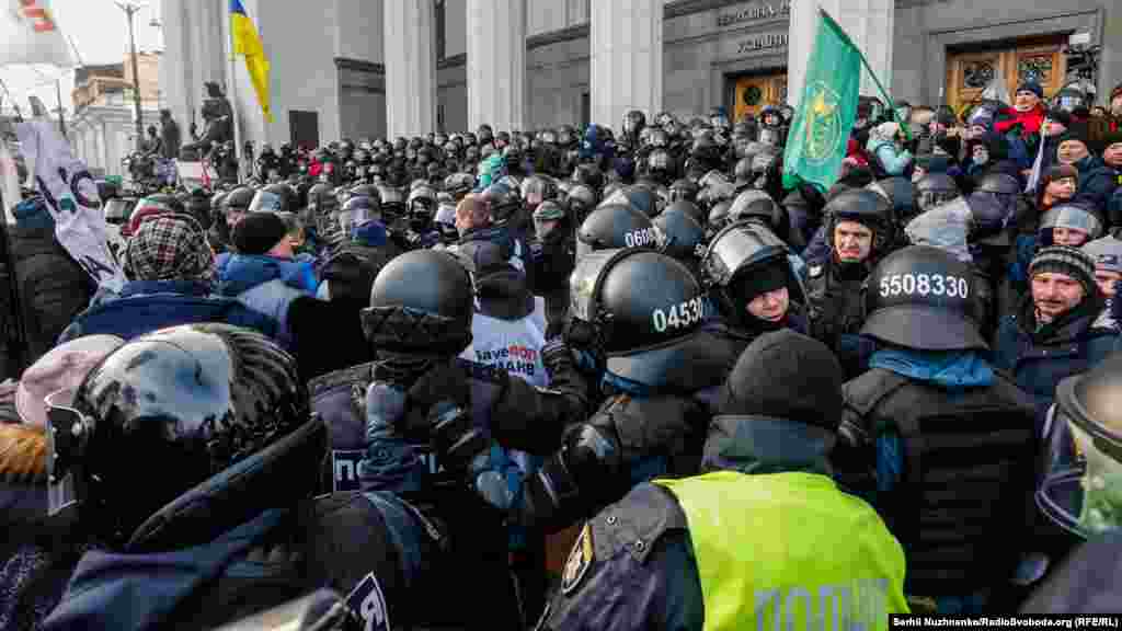 На фото: учасники акції руху SaveФОП прориваються до будівлі Верховної Ради 