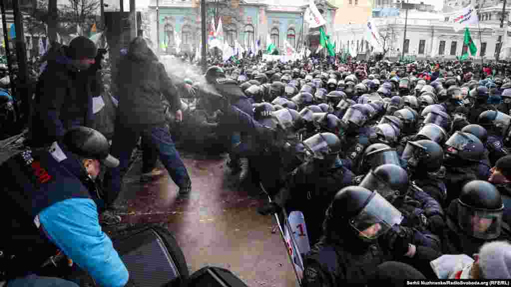 Сутички біля сцени, яку спорудили організатори акції ФОПів