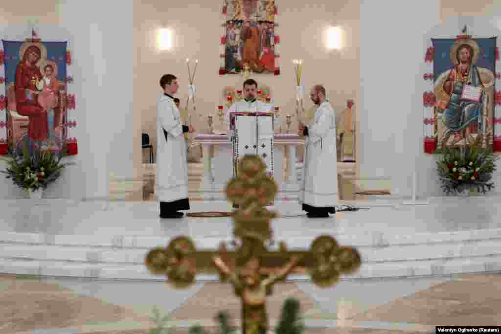 Священники УГКЦ у київському соборі Воскресіння Христового 26 січня 2022 року проводять літургію у відповідь на заклик Папи римського Франциска до «молитви за мир» на тлі напруженості, що триває через масове нарощування російських військ поблизу кордонів України