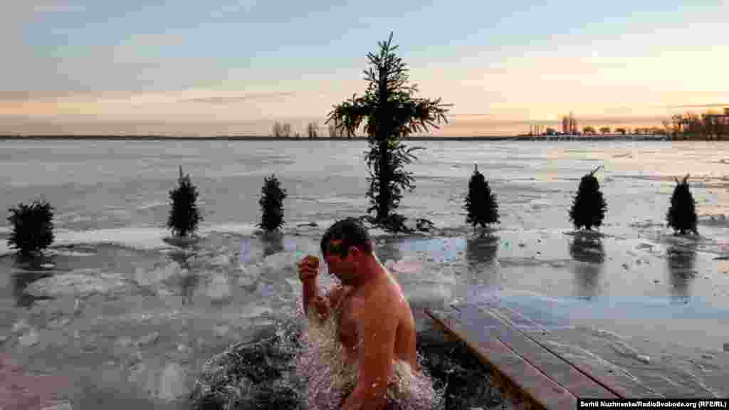 Медики радять купатися на Водохреще лише фізично підготованим людям