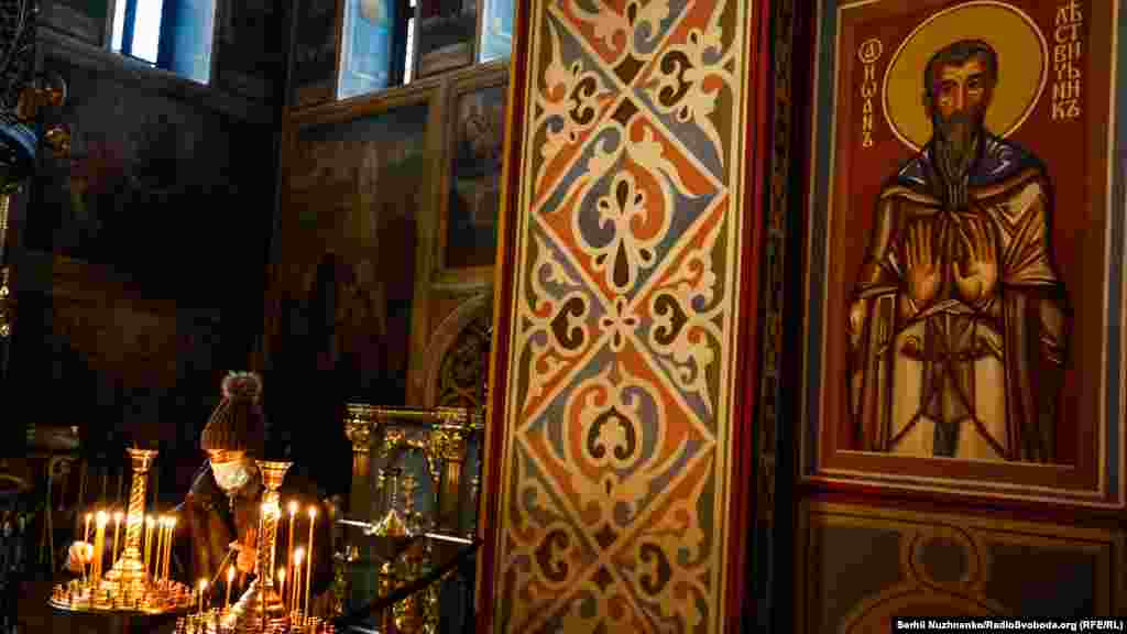 За даними громадських організацій родин загиблих та учасників АТО/ООС – під час оборони Донецького аеропорту загинули понад 200 українських військових, а понад пів тисячі отримали поранення. Багатьох із них відзначено державними нагородами, більшість – посмертно