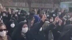 Iranian Teachers Demand Better Pay In 'Power Of The Pen' Protest Iranian Teachers Demand Better Pay In 'Power Of The Pen' Protest