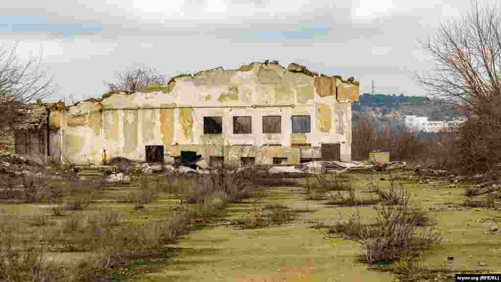 Птичник птицефабрики «Южная». Одна из самых крупных в недавнем прошлом в Крыму птицефабрика «Южная» в селе Перово, у самой границы Симферополя, официально закрылась еще в начале 2013 года, а теперь почти все ее птичники и большая часть территории постепенно разрушаются. Хотя несколько лет назад пресс-служба российского министерства сельского хозяйства Крыма сообщала, что птицефабрика законсервирована  