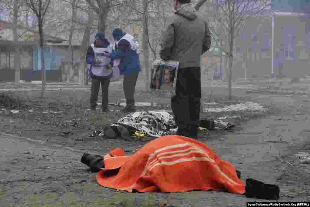 Місія ОБСЄ фіксує руйнування та жертв на вулицях мікрорайону Східний. За висновком, який невдовзі оприлюднить СММ, вогонь вівся з окупованої території 