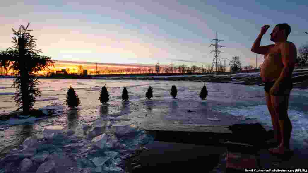 Занурення в ополонку на Водохреща немає нічого спільного зі «змиванням» гріхів