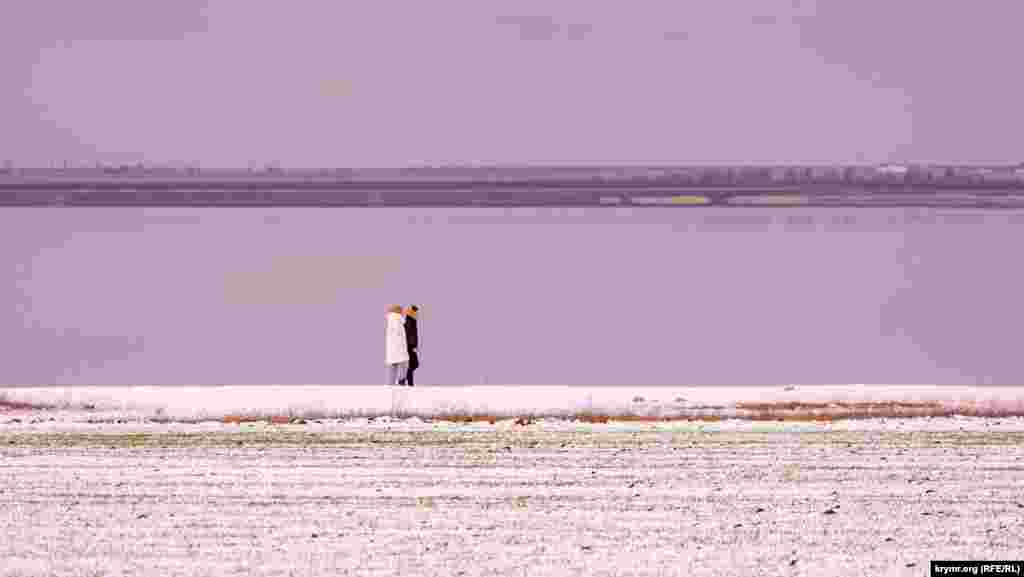 Девушки прогуливаются по берегу Сасык-Сиваша. На горизонте – очертания сел Охотниково и Орлянка Сакского района