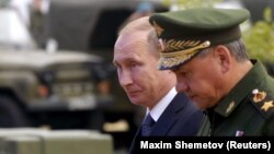 Президент России Владимир Путин и министр обороны Сергей Шойгу