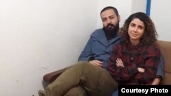 آرش جوهری در کنار همسرش شادی گیلک