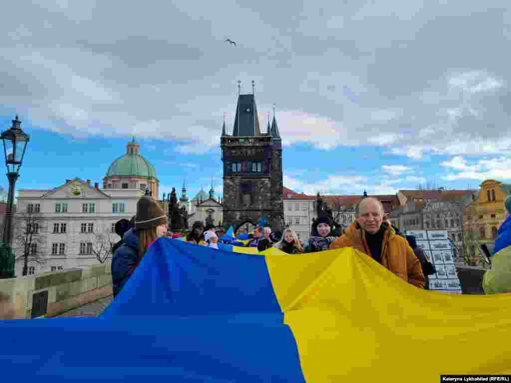 Загалом до створення «живого ланцюга» долучилося кілька сотень людей