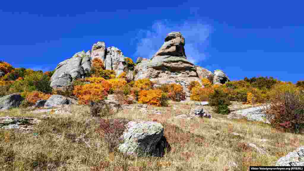 Расстояние от скал Хой-Кая (на склонах Южной Демерджи) до соседнего поселка Лучистое – около километра. Массив хорошо видно с трассы Симферополь – Ялта