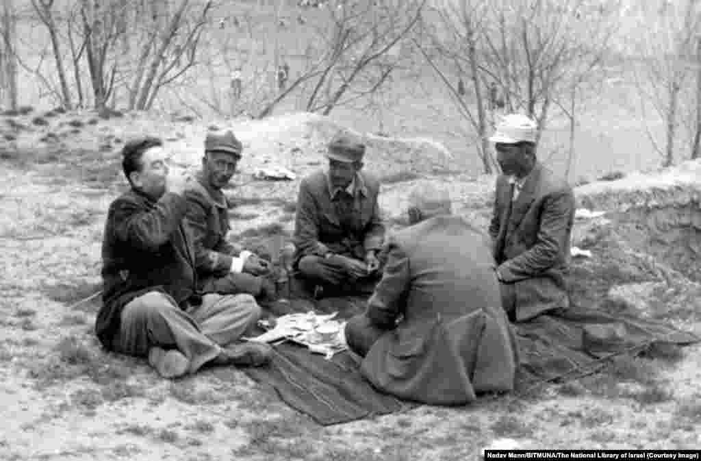 Израильский путешественник (слева) рядом с рабочими на берегу реки Шатт-эль-Араб на западе Ирана в 1950-х годах. Израильтяне, жившие в Иране до революции 1979 года, вспоминают, что их не интересовали репрессии, которые шах применял к своему народу. «Они не жаловались, а мы не вмешивались, — вспоминал один израильтянин в фильме о предреволюционном периоде. — Мы не слепые, мы знали, в какой реальности живем, но это не наше дело»