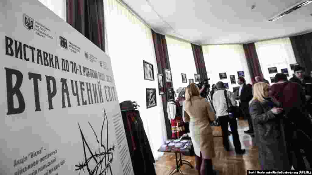 У 1944 між урядами УРСР і Польщі було підписано «Угоду про взаємний обмін населенням у прикордонних районах». Це було перше виселення українців зі споконвічних українських земель, що на той час належали Польщі, котре передувало операції «Вісла» та яке, за умовами Угоди, мало бути винятково добровільним, проводилося найчастіше примусово та із застосуванням військової сили