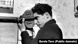 Фотограф Роберт Капа під час громадянської війни в Іспанії. Травень 1937 року