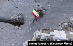 Военнослужащие из Татарстана водружают флаг республики в Угледаре, сентябрь 2024 года