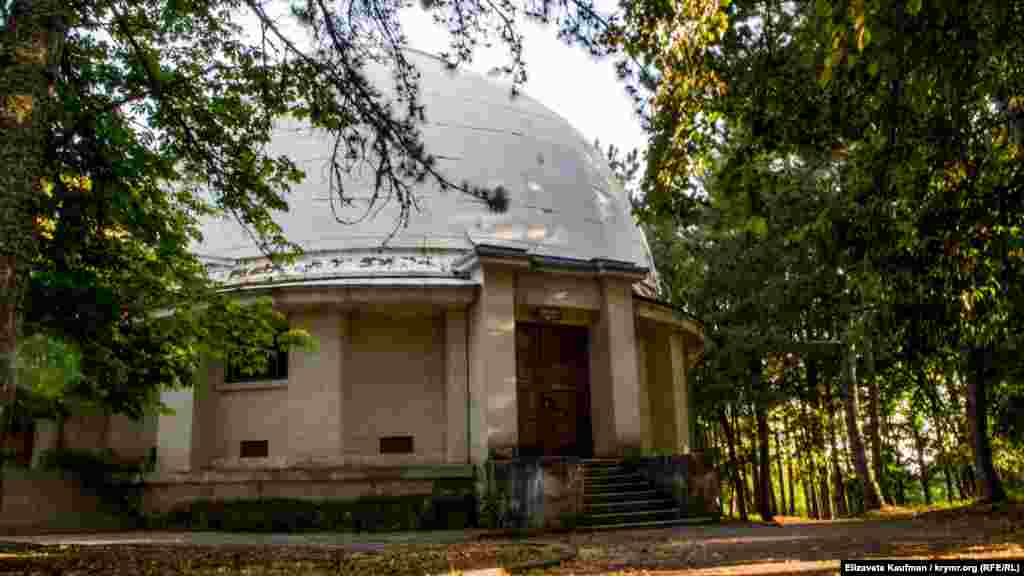 Зеркальный телескоп фирмы «Карл Цейсс Йена», 48 дюймов (122 см) – старейший телескоп КрАО. Его изготовила немецкая фирма «Карл Цейсс» для Берлинско-Бабельсбергской обсерватории в начале ХХ века. 48-дюймовый рефлектор оставался крупнейшим телескопом Европы в течение 20 лет (с 1924 по 1944 год). После окончания Второй мировой войны телескоп переместили из Бабельсбергской обсерватории в КрАО, взамен разрушенного однометрового телескопа Симеизской обсерватории