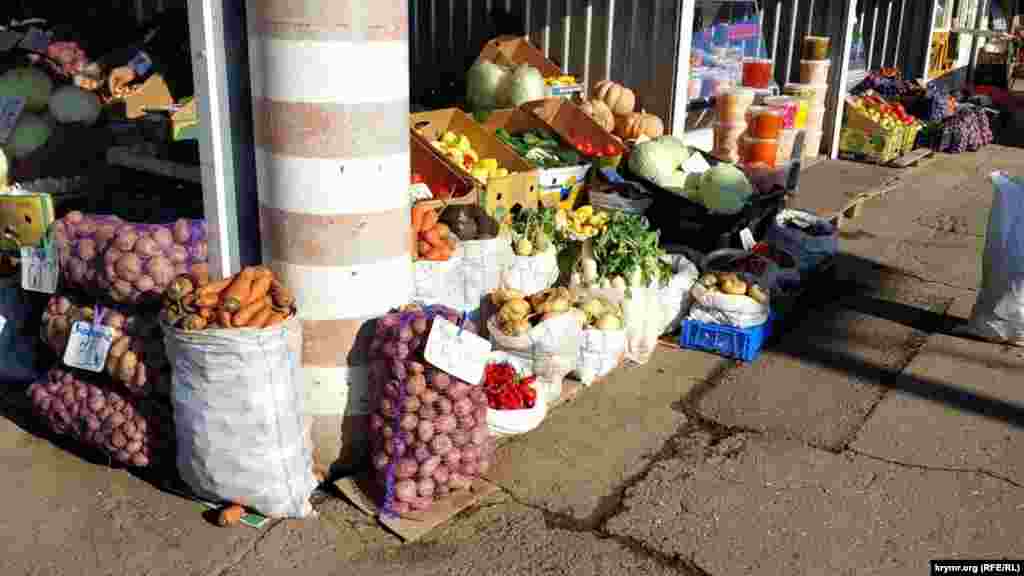 В ноябре на рынке наблюдается изобилие овощей и фруктов. Выбор – на любой вкус, цены разнятся. В этой торговой точке, например, цены на картофель варьируются от 35 до 65 рублей (от 13 до 24 гривен)