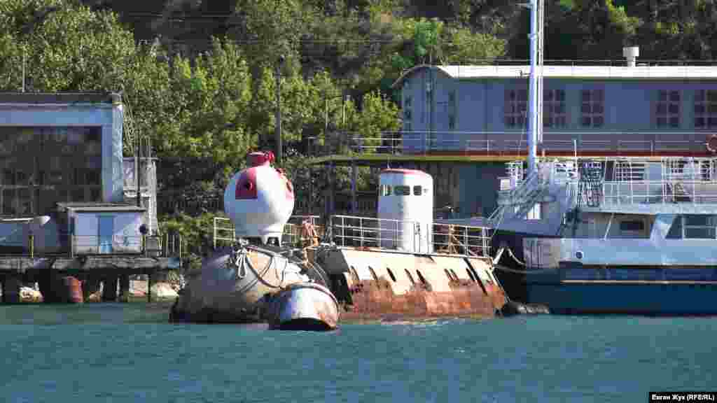 Іржавіє біля пристані унікальна підводна лабораторія «Бентос-300». Вона необхідна для проведення тривалих біологічних наукових спостережень. Понад вісім років ініціативна група севастопольців б'ється над створенням музею на базі цього підводного човна