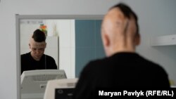 Роман занимается на тренажере в реабилитационном центре