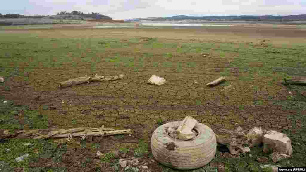 Сразу за селом начинается Симферопольское водохранилище, а точнее – то, что от него осталось