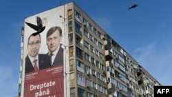 Лидеры двух крупнейших румынских партий: социал-демократической - Виктор Понта и национальной либеральной партии – Крин Антонеску - на предвыборном плакате в Бухаресте