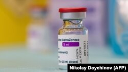 В Ірландії заявили, що рекомендації були розроблені після того, як агентство ліків Норвегії повідомило про чотири випадки проблем зі згортанням крові в дорослих після щеплень препаратом AstraZeneca