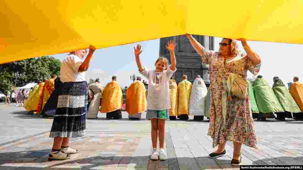 Точный день Крещения неизвестен. Но большинство историков едины в утверждении, что год Крещения Украины-Руси – 988-й. Русь крестил Киевский князь Владимир Великий. Крещение происходило на реке Почайна, притоке Днепра